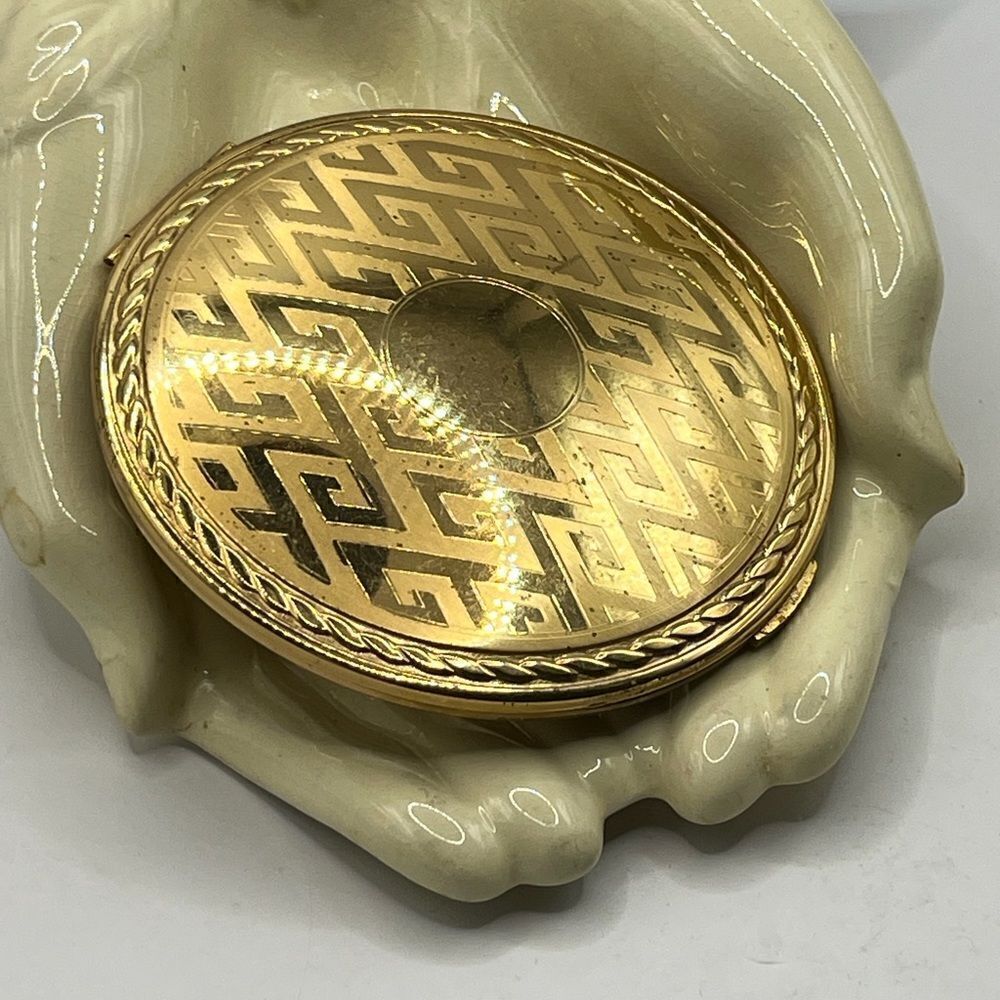 Large 1950’s Elquin American gold tone compact.